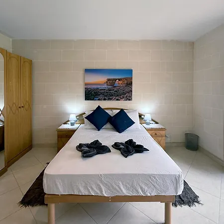 Apartment Seashell Stories - Modern Comforts, Traditional Charm