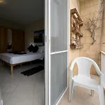 Seashell Stories - Modern Comforts, Traditional Charm דירה *