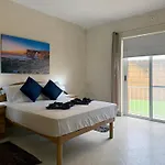 Seashell Stories - Modern Comforts, Traditional Charm דירה
