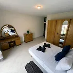 Seashell Stories - Modern Comforts, Traditional Charm נדור