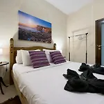 Seashell Stories - Modern Comforts, Traditional Charm דירה
