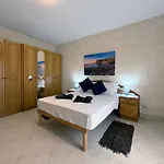 Seashell Stories - Modern Comforts, Traditional Charm דירה *