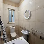 Seashell Stories - Modern Comforts, Traditional Charm דירה נדור
