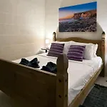 Seashell Stories - Modern Comforts, Traditional Charm דירה